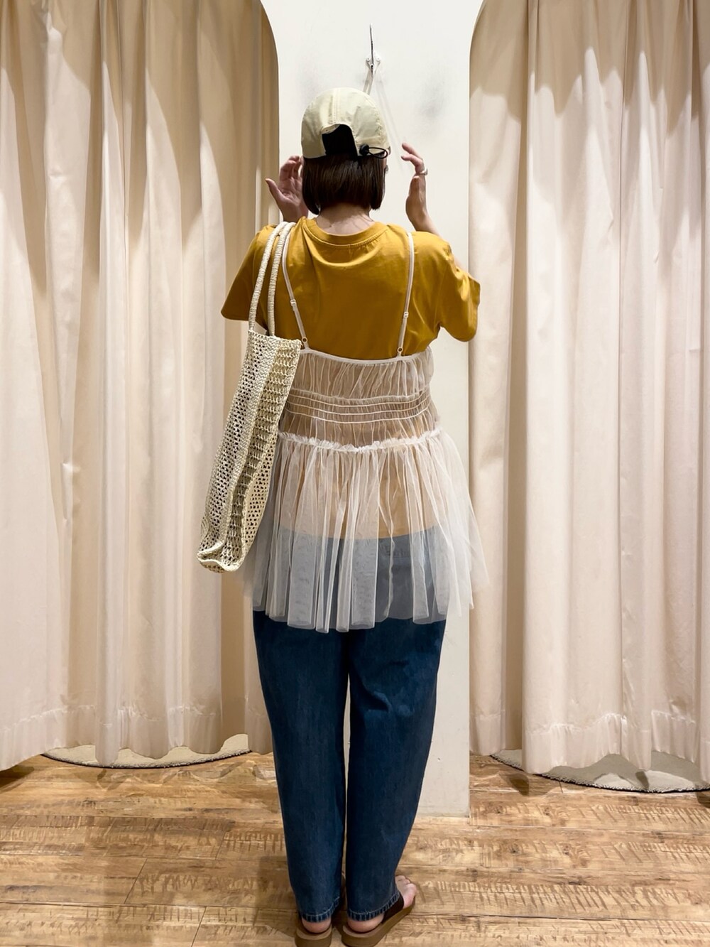 ブラック系のハットを着用したレディースの春コーディネートの3枚目の写真