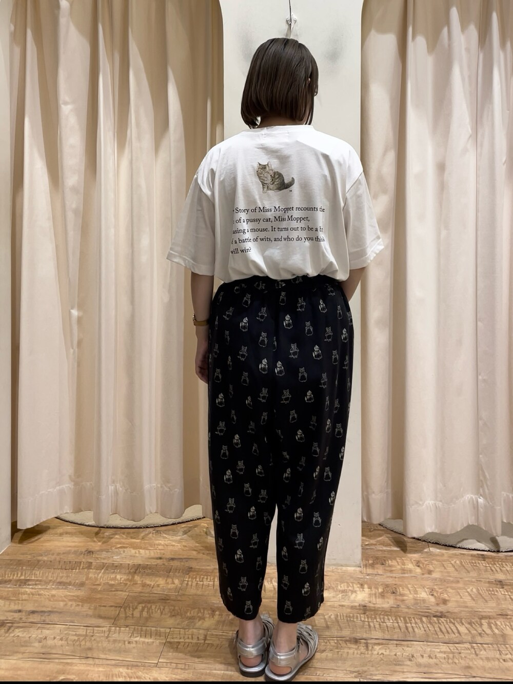 ブラック系のその他パンツ、ホワイト系のTシャツ/カットソー、ブルー系のシャツ/ブラウスを着用したレディースの春コーディネートの3枚目の写真