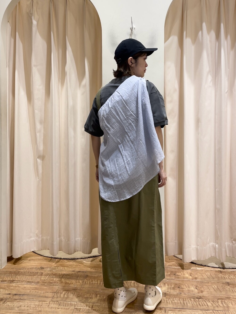 ブラック系のハットを着用したレディースの春コーディネートの2枚目の写真