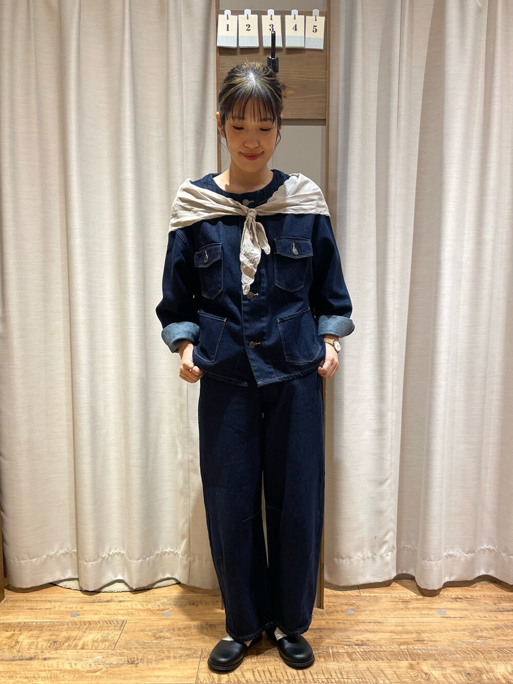 ブルー系のジャケット/アウターを着用したレディースの秋コーディネートの2枚目の写真