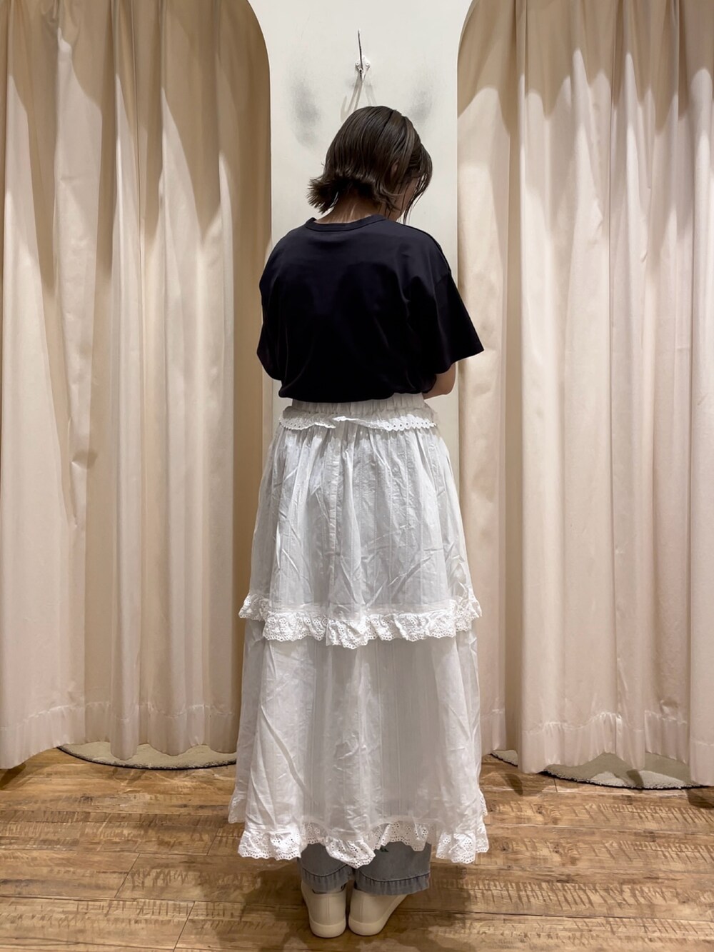 ホワイト系のスニーカー、ホワイト系のスカートを着用したレディースの春コーディネートの3枚目の写真