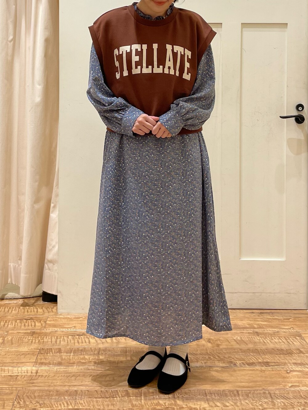 ブラック系のその他シューズ、ブルー系のワンピース、ブラウン系のベストを着用したレディースの秋コーディネートの2枚目の写真