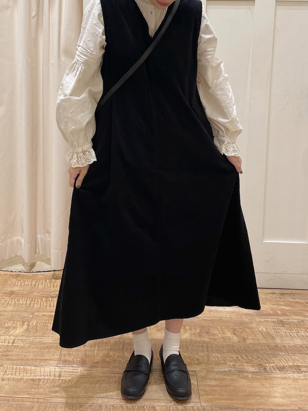 ブラック系のローファー、ブラック系のショルダーバッグ、ブラウン系のハットを着用したレディースの秋コーディネートの2枚目の写真