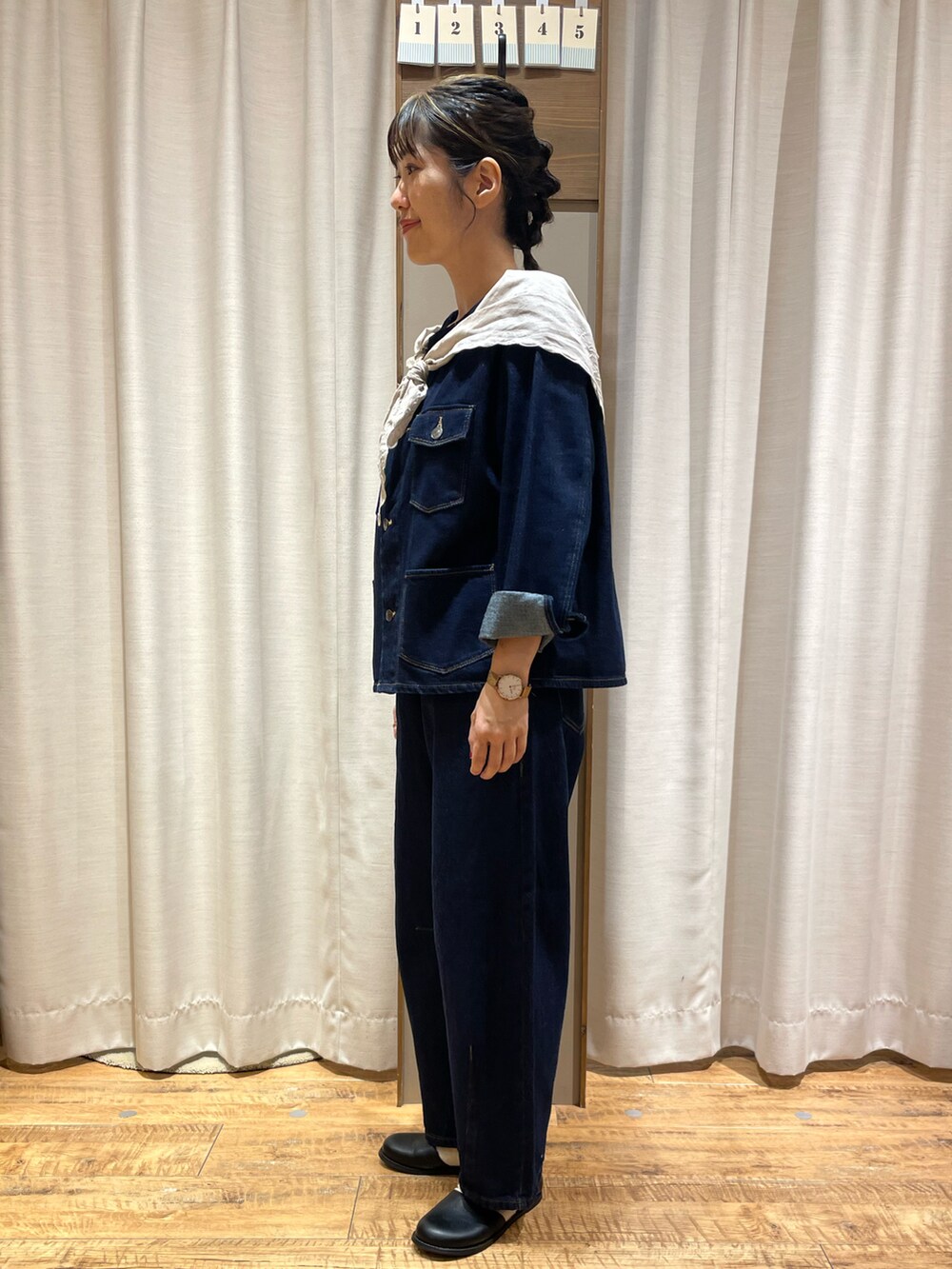 ブルー系のジャケット/アウターを着用したレディースの秋コーディネートの3枚目の写真