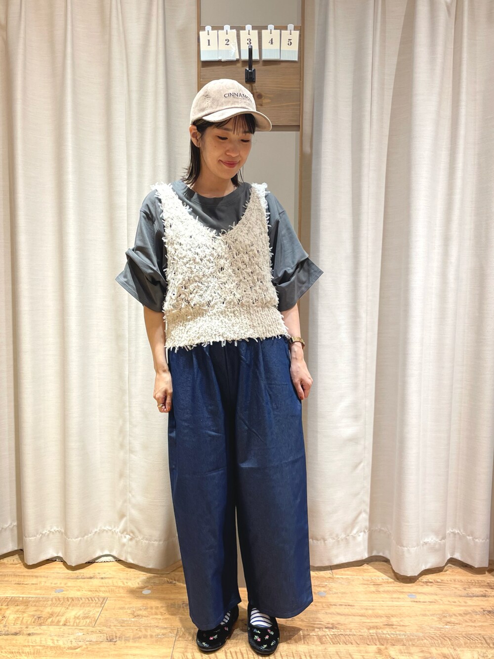 グレー系のTシャツ/カットソー、ブルー系のその他パンツ、ベージュ系のハットを着用したレディースの夏コーディネートの2枚目の写真