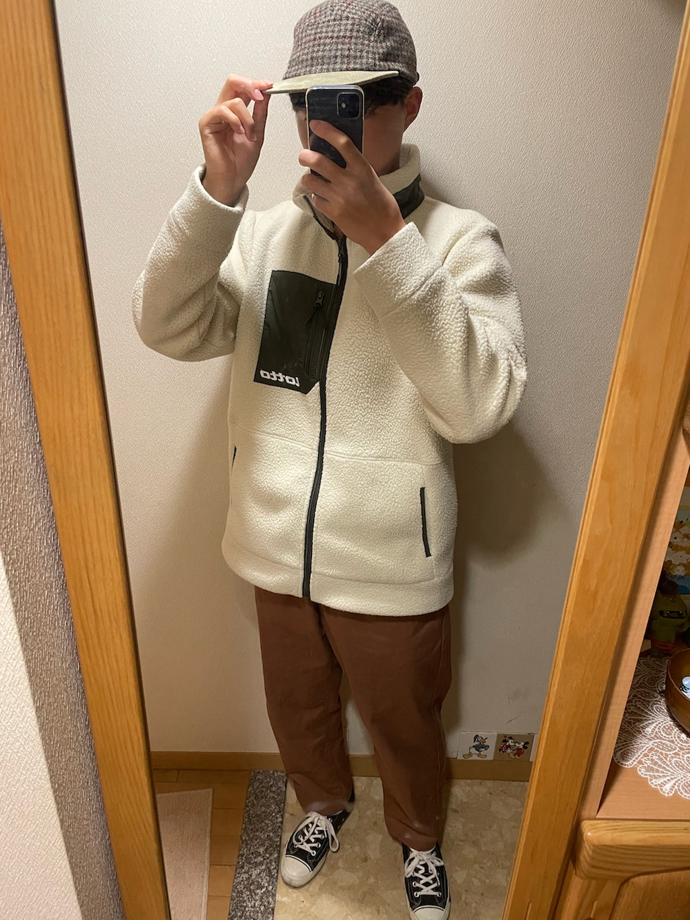 「今日のコーデ、お出かけコーデ、白、コンバース、帽子」｜「CONVERSEのCONVERSE コンバース オールスター 100 カラーズ　オックス / ALL STAR 100 COLORS OX（スニーカー、ブラック系）」を使った、TAKESHIさん（メンズ・178cm）の春コーディネートの2枚目の写真