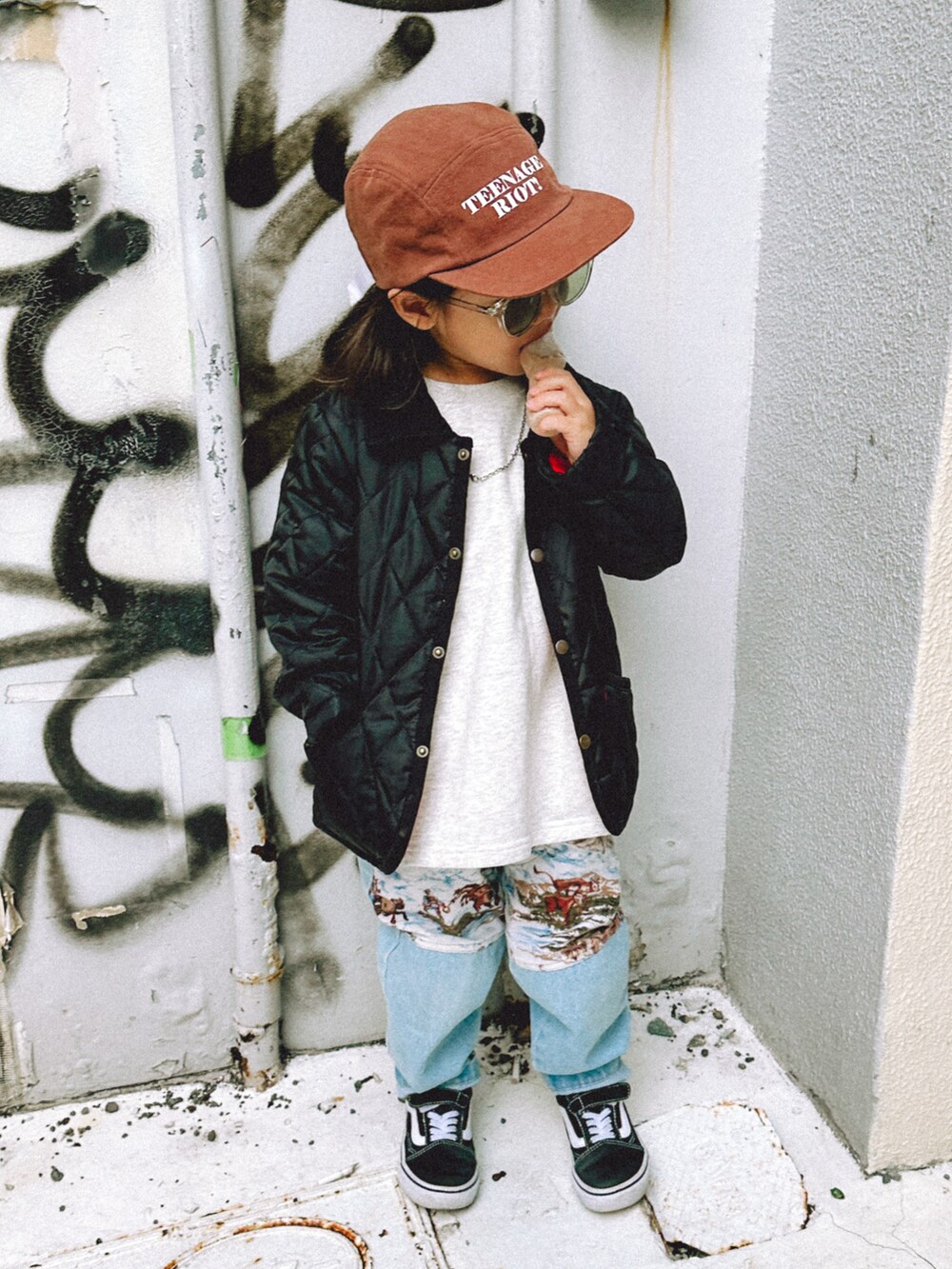 グレー系のスウェット、ブルー系のデニムパンツ、ブラック系のスニーカーを着用したキッズの冬コーディネートの2枚目の写真