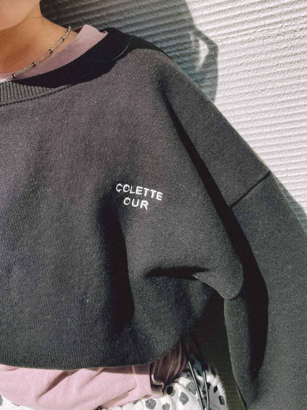 ホワイト系のスウェットパンツ、ブラック系のスウェット、パープル系のTシャツ/カットソーを着用したキッズの春コーディネートの2枚目の写真