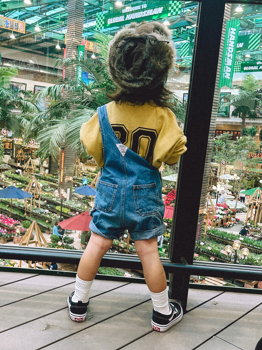 イエロー系のスウェット、イエロー系のスウェット、ブルー系のサロペット/オーバーオールを着用したキッズの秋コーディネートの2枚目の写真