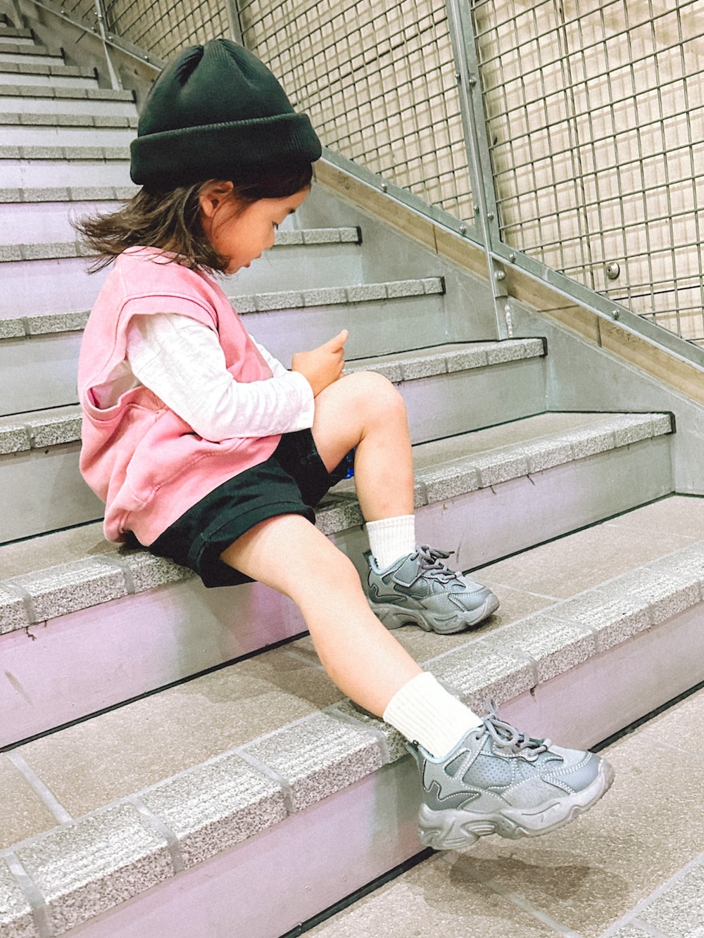 ピンク系のベスト、ホワイト系のTシャツ/カットソー、ブラック系のその他パンツを着用したキッズの秋コーディネートの2枚目の写真