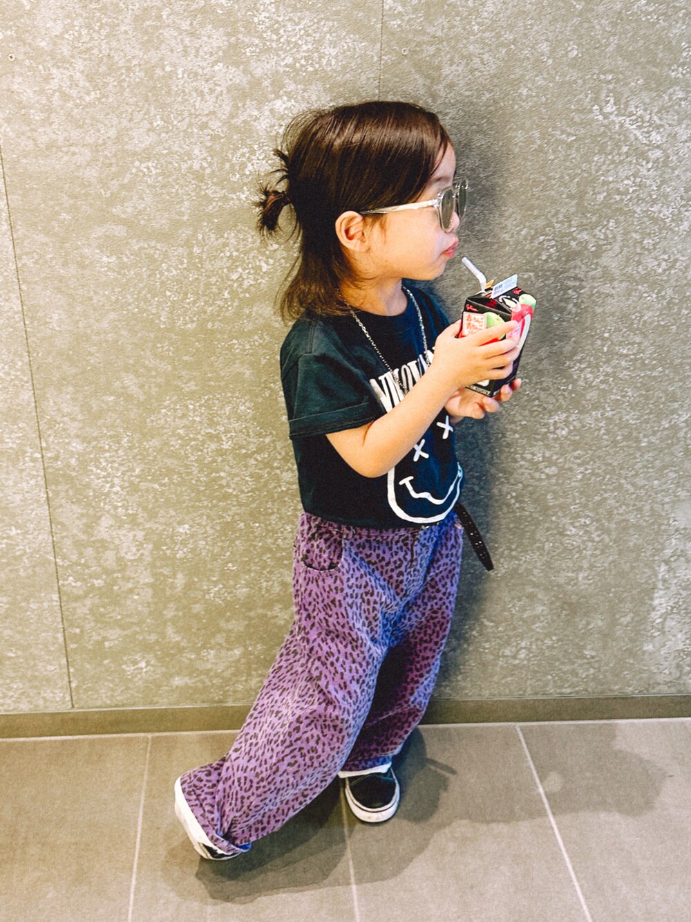 ブラック系のTシャツ/カットソー、パープル系のデニムパンツ、ブラック系のスニーカーを着用したキッズの夏コーディネートの2枚目の写真