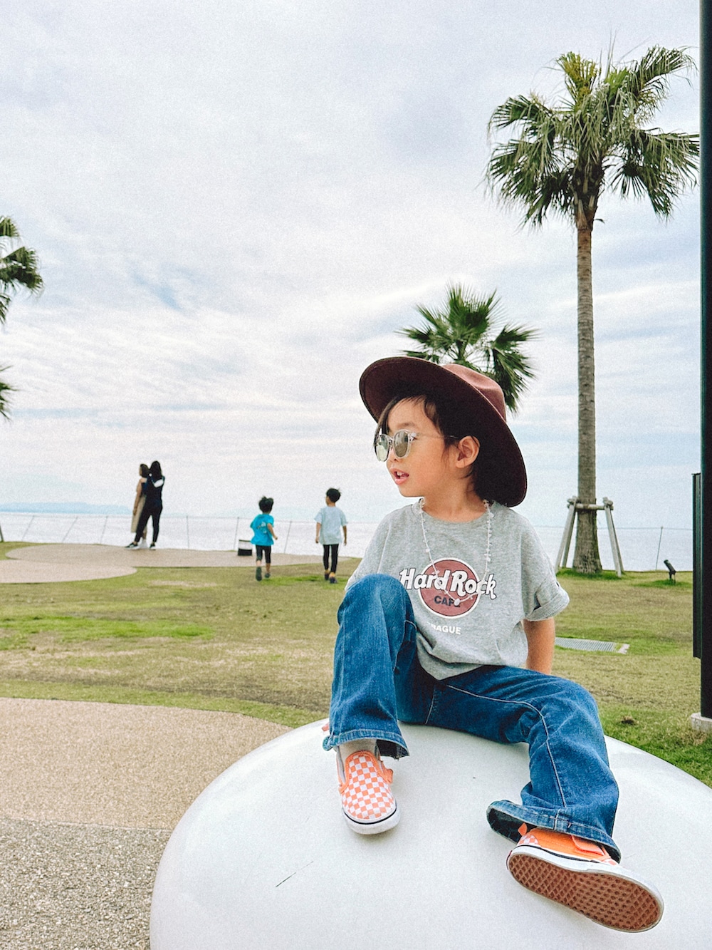グレー系のTシャツ/カットソー、ブルー系のデニムパンツ、オレンジ系のスリッポンを着用したキッズの夏コーディネートの3枚目の写真