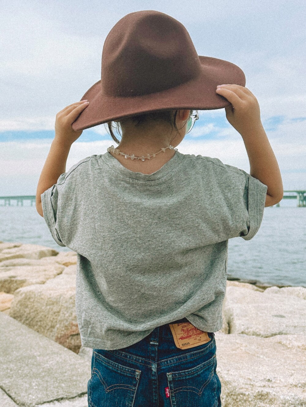 グレー系のTシャツ/カットソー、ブルー系のデニムパンツ、オレンジ系のスリッポンを着用したキッズの夏コーディネートの4枚目の写真