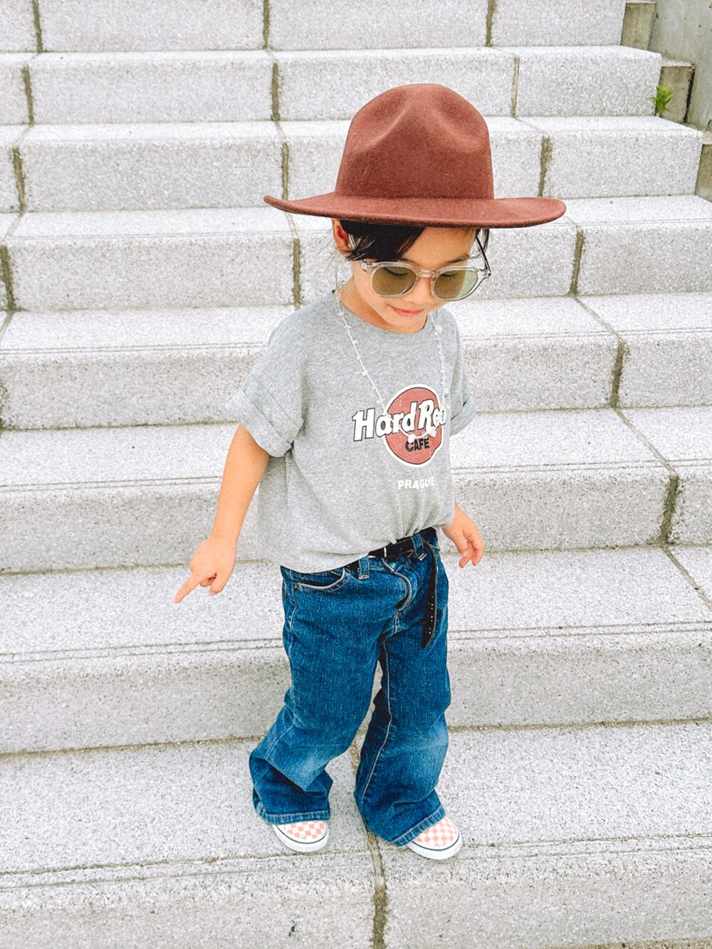 グレー系のTシャツ/カットソー、ブルー系のデニムパンツ、オレンジ系のスリッポンを着用したキッズの夏コーディネートの2枚目の写真