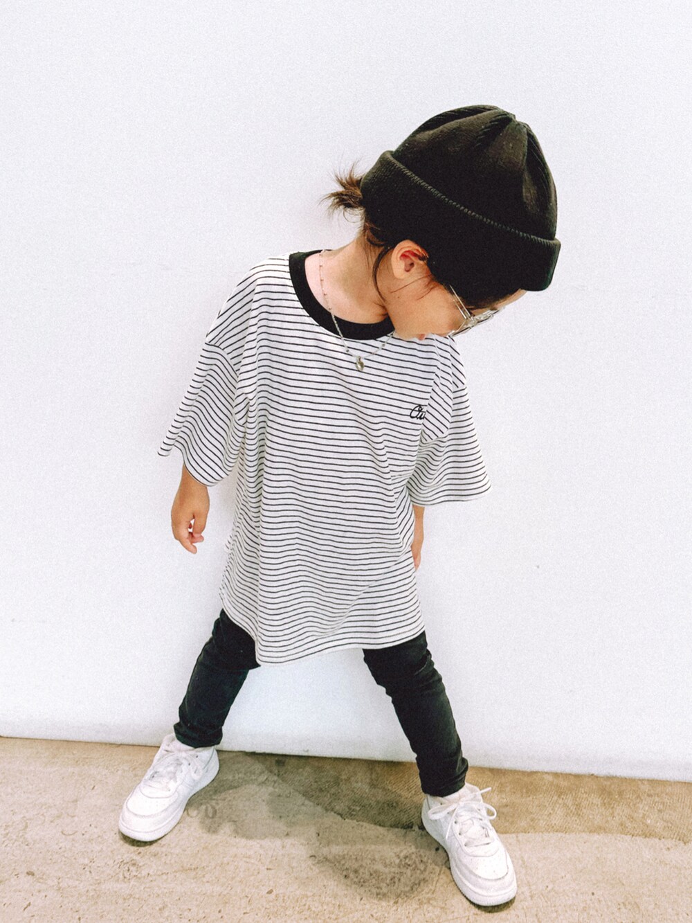 ブラック系のTシャツ/カットソー、ブラック系のその他パンツ、ホワイト系のスニーカーを着用したキッズの夏コーディネートの2枚目の写真