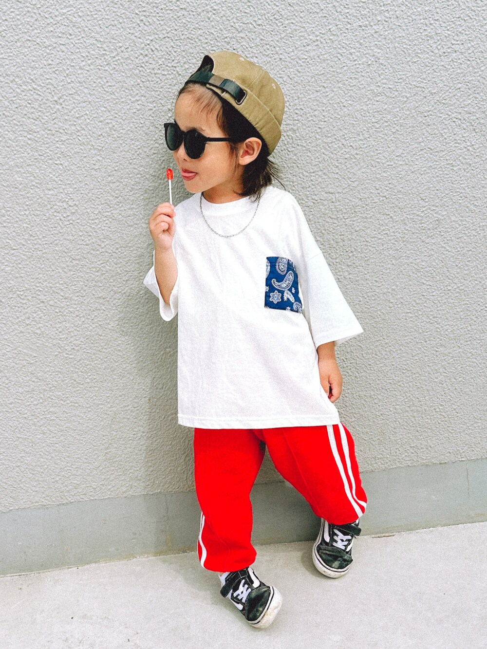 ホワイト系のTシャツ/カットソー、レッド系のスウェットパンツ、ブラック系のスニーカーを着用したキッズの春コーディネートの3枚目の写真