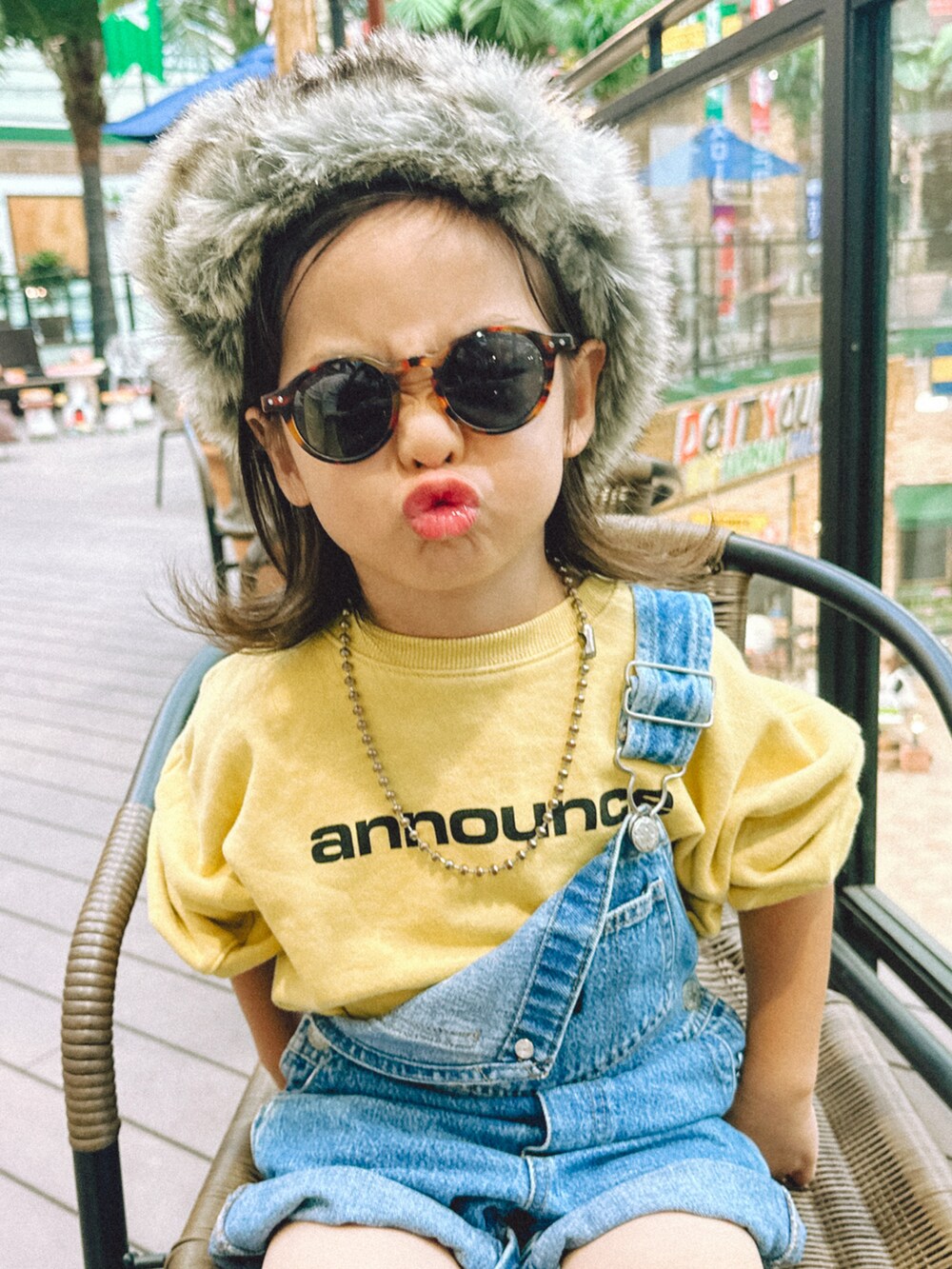 イエロー系のスウェット、イエロー系のスウェット、ブルー系のサロペット/オーバーオールを着用したキッズの秋コーディネートの3枚目の写真