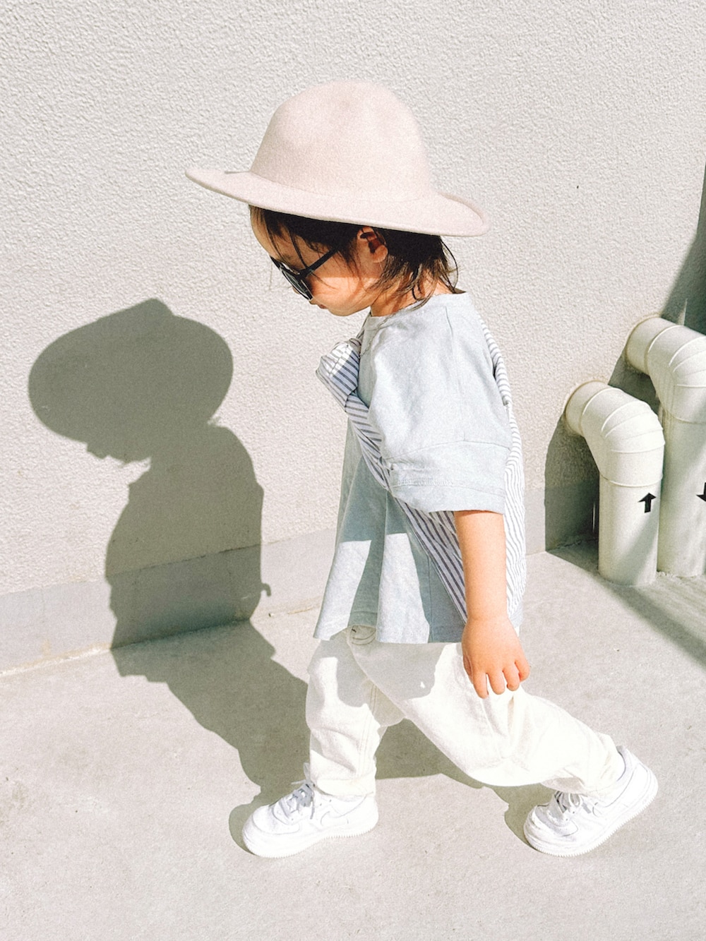 ブルー系のTシャツ/カットソー、グレー系のシャツ/ブラウス、ホワイト系のデニムパンツを着用したキッズの春コーディネートの2枚目の写真