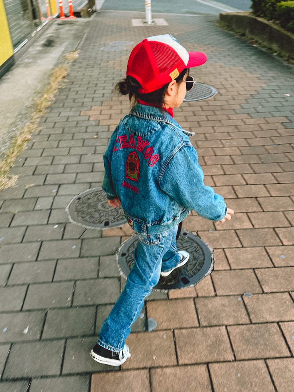 レッド系のその他トップス、ブルー系のデニムジャケット、ブルー系のデニムパンツを着用したキッズの冬コーディネートの2枚目の写真