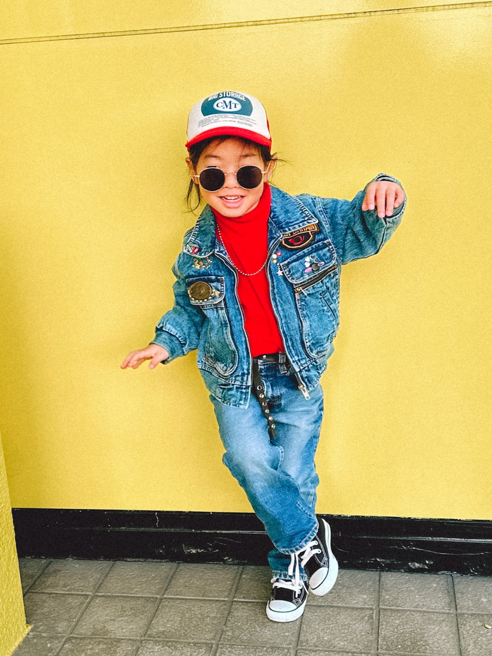 レッド系のその他トップス、ブルー系のデニムジャケット、ブルー系のデニムパンツを着用したキッズの冬コーディネートの3枚目の写真