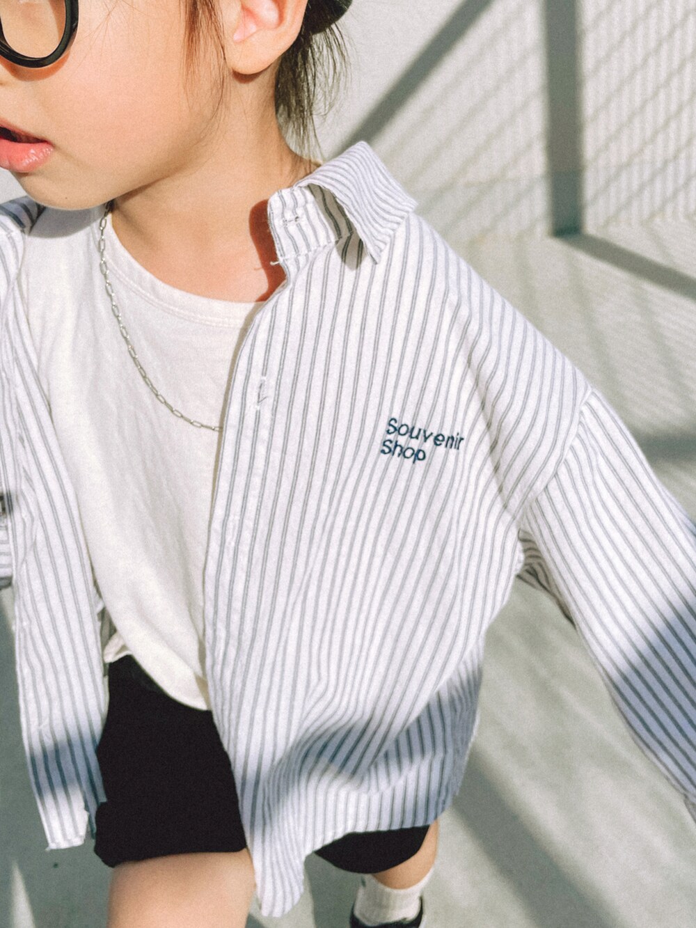 グレー系のシャツ/ブラウス、ホワイト系のTシャツ/カットソー、ブラック系のその他パンツを着用したキッズの春コーディネートの4枚目の写真