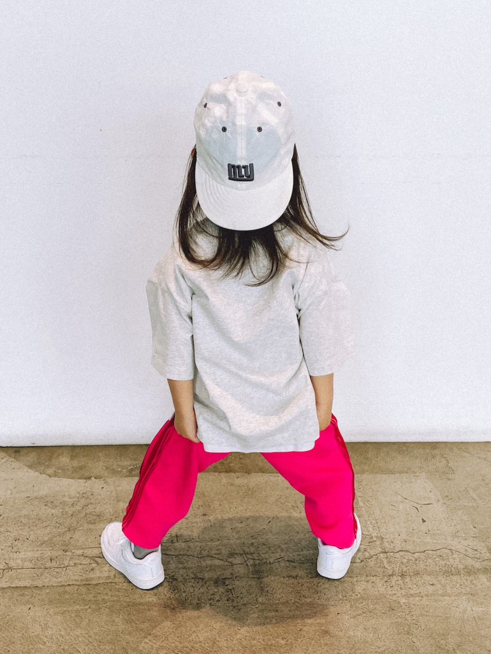 グレー系のTシャツ/カットソー、ピンク系のその他パンツ、ホワイト系のスニーカーを着用したキッズの春コーディネートの2枚目の写真