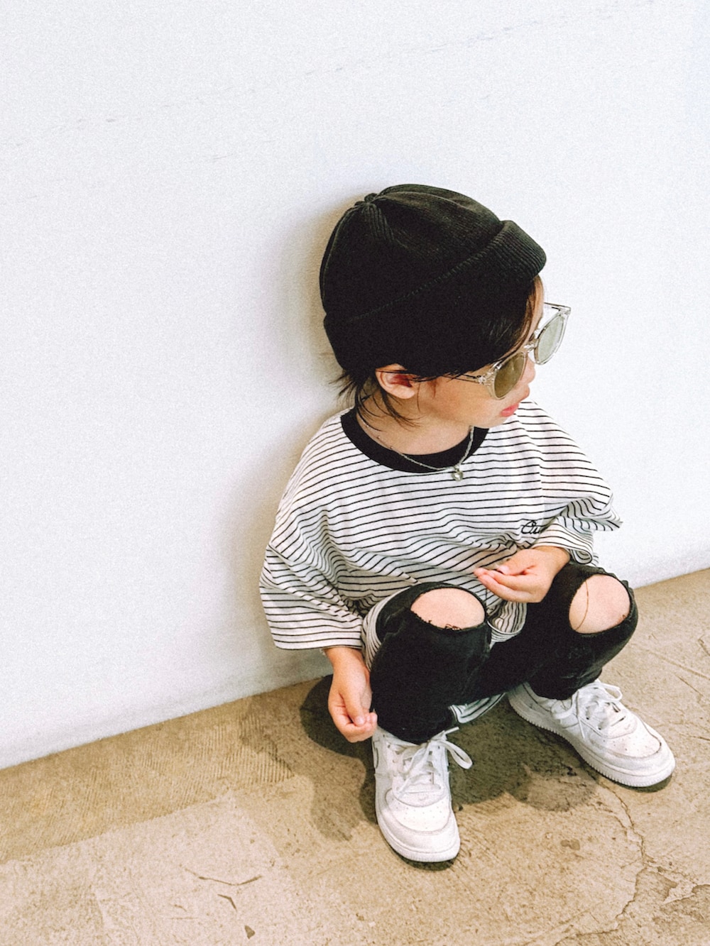 ブラック系のTシャツ/カットソー、ブラック系のその他パンツ、ホワイト系のスニーカーを着用したキッズの夏コーディネートの3枚目の写真