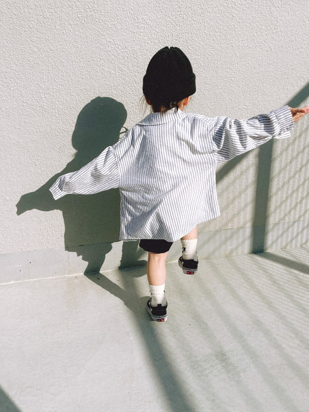 グレー系のシャツ/ブラウス、ホワイト系のTシャツ/カットソー、ブラック系のその他パンツを着用したキッズの春コーディネートの3枚目の写真