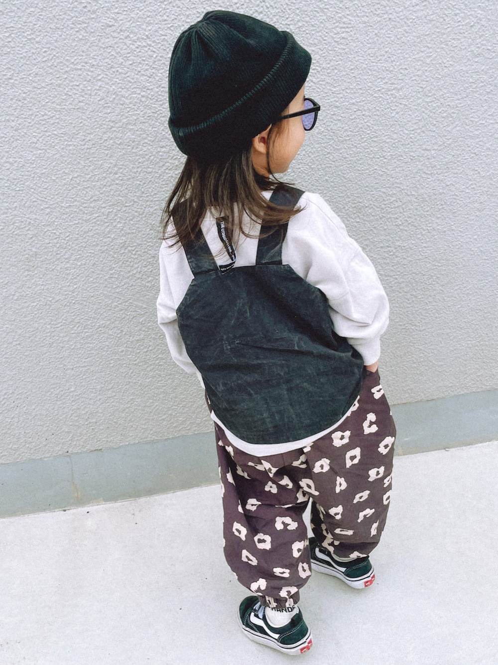 グレー系のTシャツ/カットソー、グレー系のベスト、グレー系のその他パンツを着用したキッズの春コーディネートの2枚目の写真