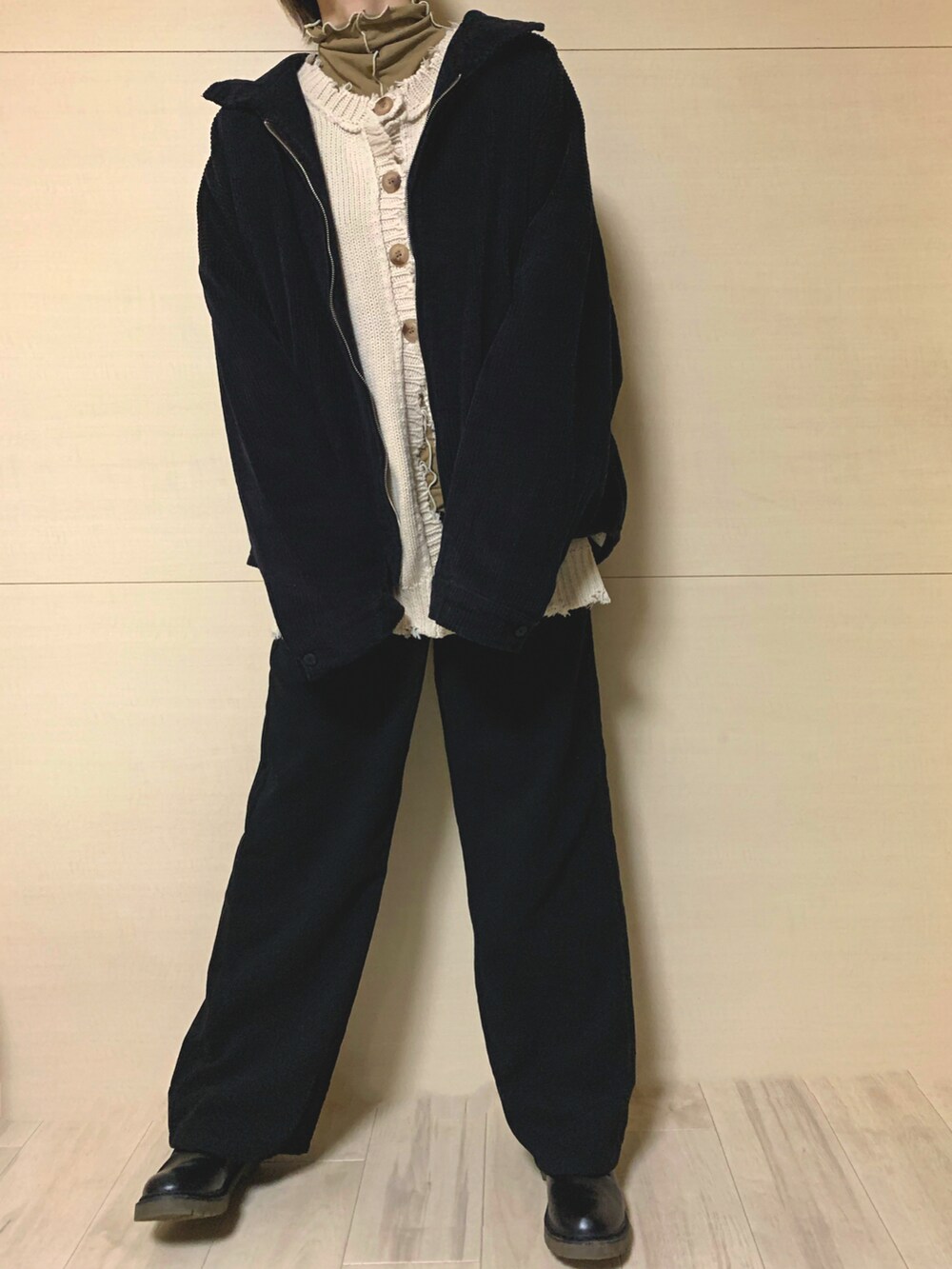 ブラック系のその他シューズ、ブラック系のパンツ、ブラック系のバックパック/リュックを着用したレディースの冬コーディネートの2枚目の写真