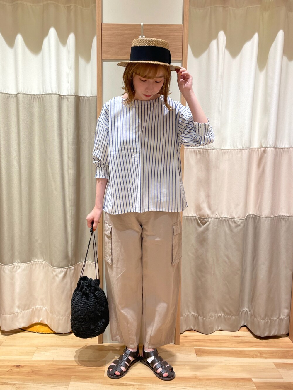 ブルー系のシャツ/ブラウス、ベージュ系のカーゴパンツ、ブラック系のサンダルを着用したレディースの春コーディネートの2枚目の写真