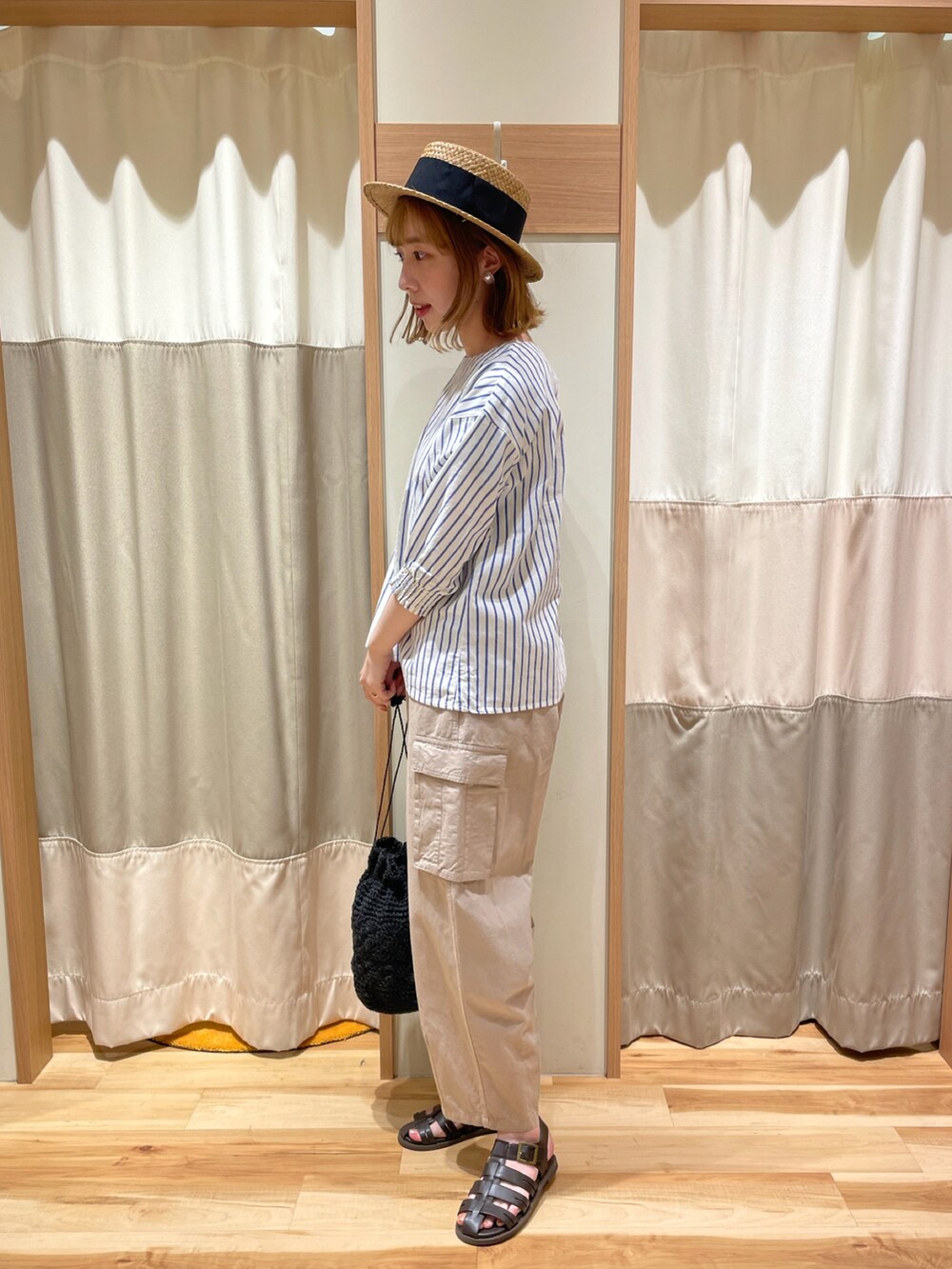 ブルー系のシャツ/ブラウス、ベージュ系のカーゴパンツ、ブラック系のサンダルを着用したレディースの春コーディネートの3枚目の写真