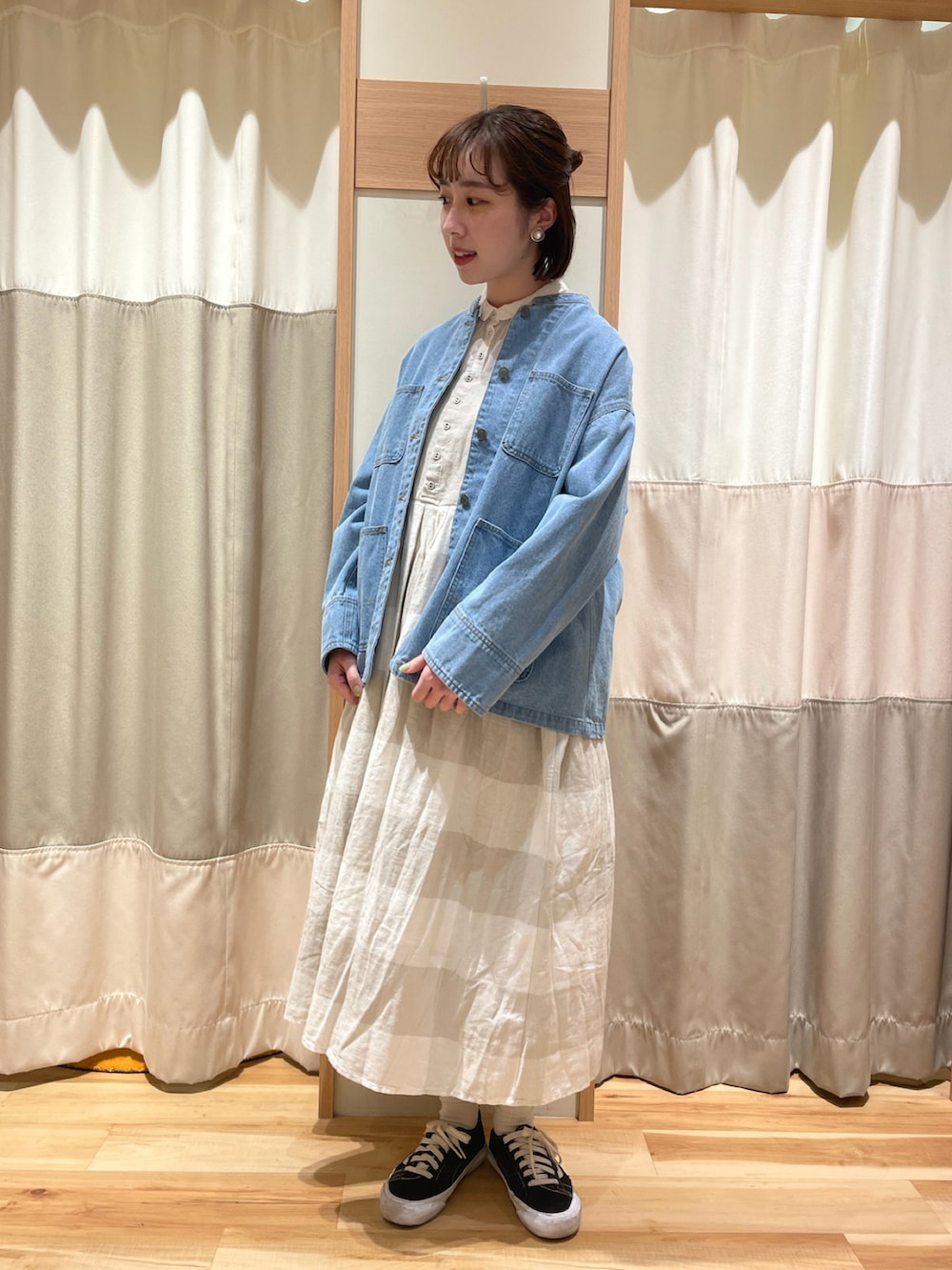 ブルー系のカバーオール、グレー系のワンピース、ホワイト系のシャツ/ブラウスを着用したレディースの春コーディネートの2枚目の写真