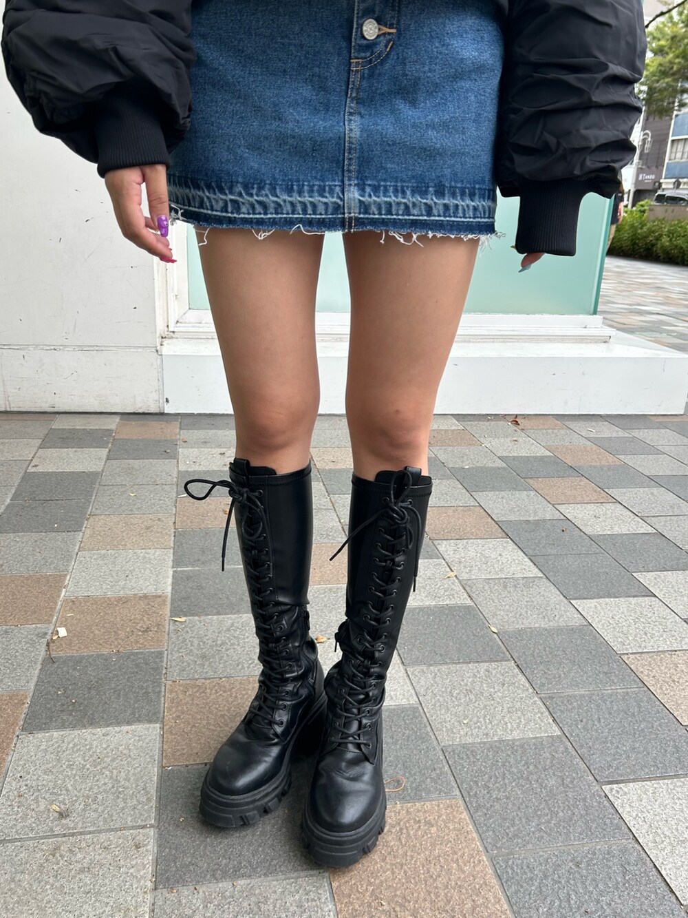 ブルー系のデニムパンツ、ブラック系のMA-1、レッド系のニット/セーターを着用したレディースの秋コーディネートの10枚目の写真