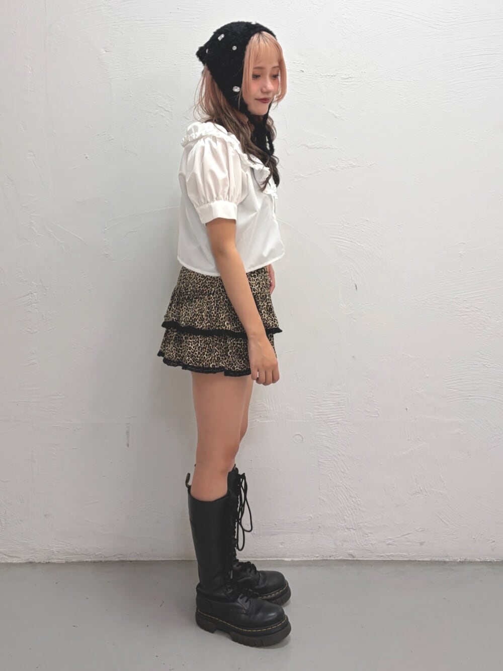 ホワイト系のシャツ/ブラウス、ブラウン系のスカート、ブラック系のその他ヘアアクセサリーを着用したレディースの夏コーディネートの2枚目の写真