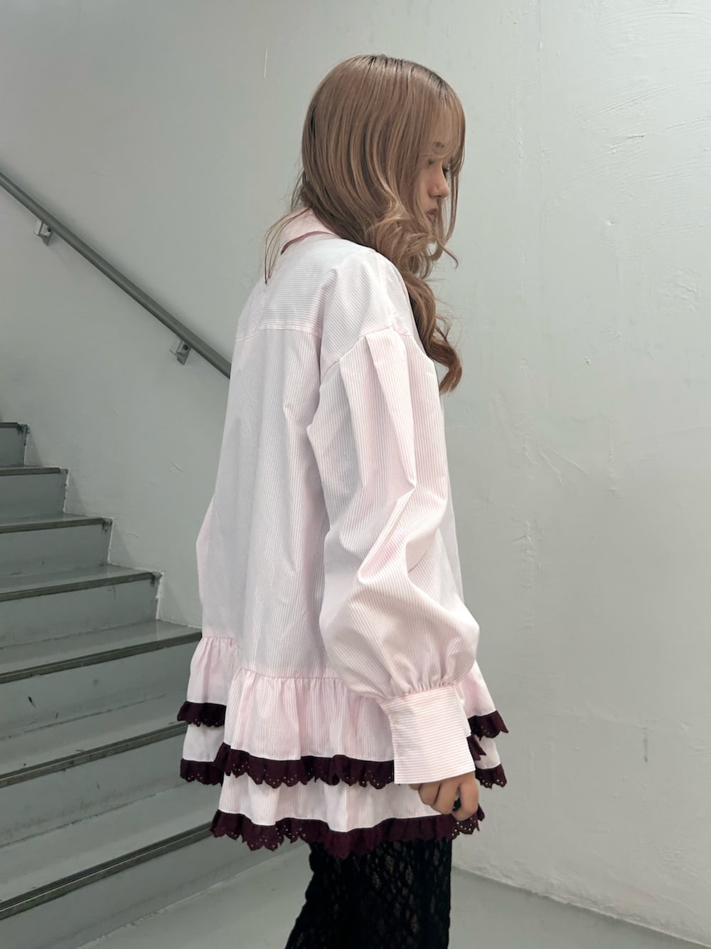 ピンク系のシャツ/ブラウス、ブラック系のその他パンツ、シルバー系のネックレスを着用したレディースの冬コーディネートの5枚目の写真