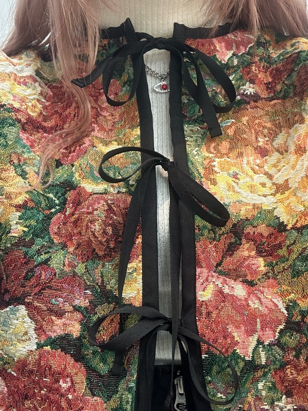 ブラック系のノーカラージャケット、ホワイト系のニット/セーター、ブラック系のデニムスカートを着用したレディースの冬コーディネートの6枚目の写真