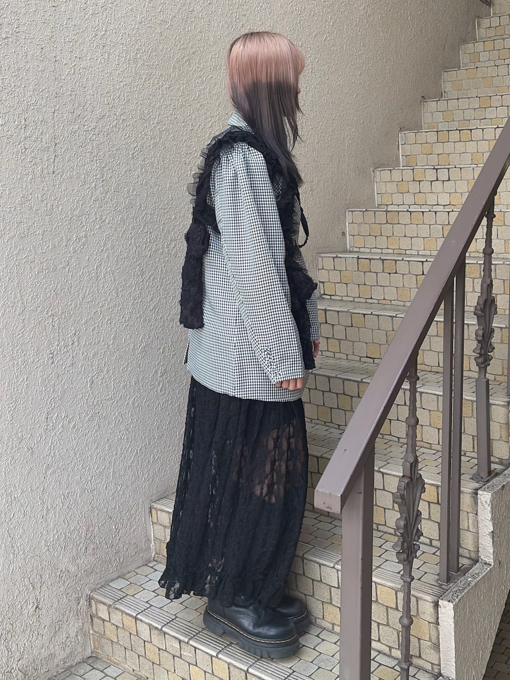 その他のテーラードジャケット、ブラック系のワンピース、ブラック系のベルトを着用したレディースの冬コーディネートの3枚目の写真