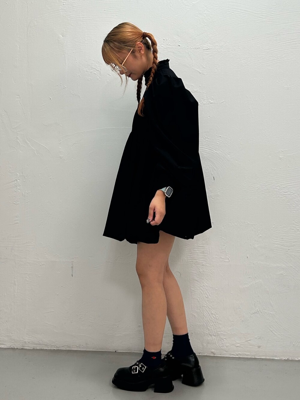 ブラック系のワンピース、ゴールド系のブレスレット、ゴールド系のサングラスを着用したレディースの夏コーディネートの2枚目の写真