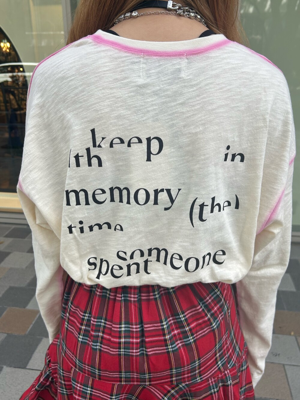 レッド系のスカート、ホワイト系のTシャツ/カットソー、シルバー系のネックレスを着用したレディースの夏コーディネートの8枚目の写真