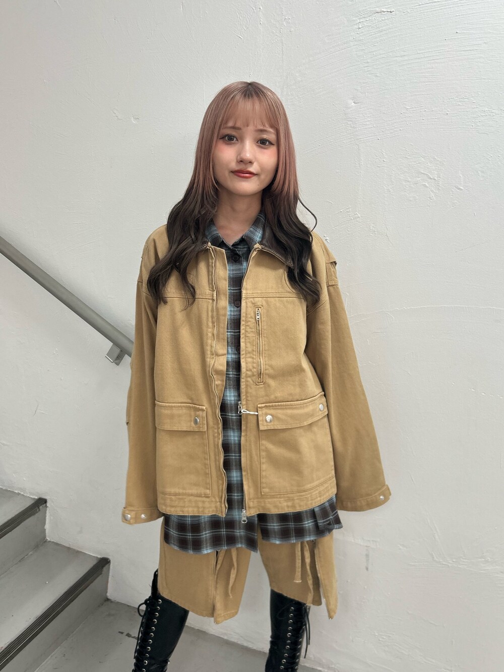 ベージュ系のデニムジャケット、ベージュ系のデニムパンツ、ブラウン系のシャツ/ブラウスを着用したレディースの夏コーディネートの4枚目の写真