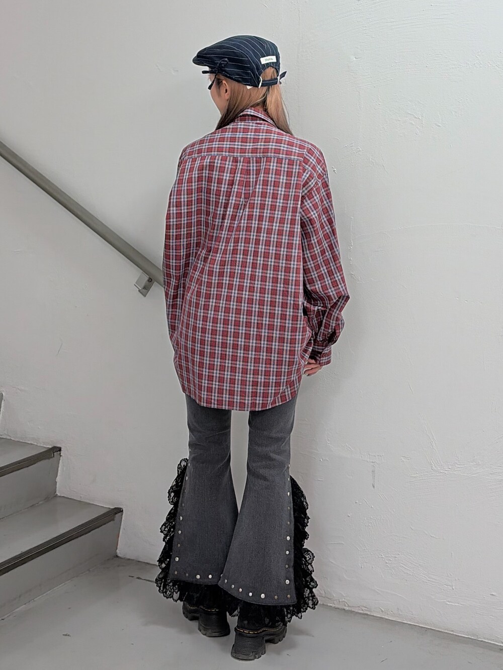 レッド系のシャツ/ブラウス、ブラック系のデニムパンツ、ブルー系のハンチング/ベレー帽を着用したレディースの春コーディネートの3枚目の写真