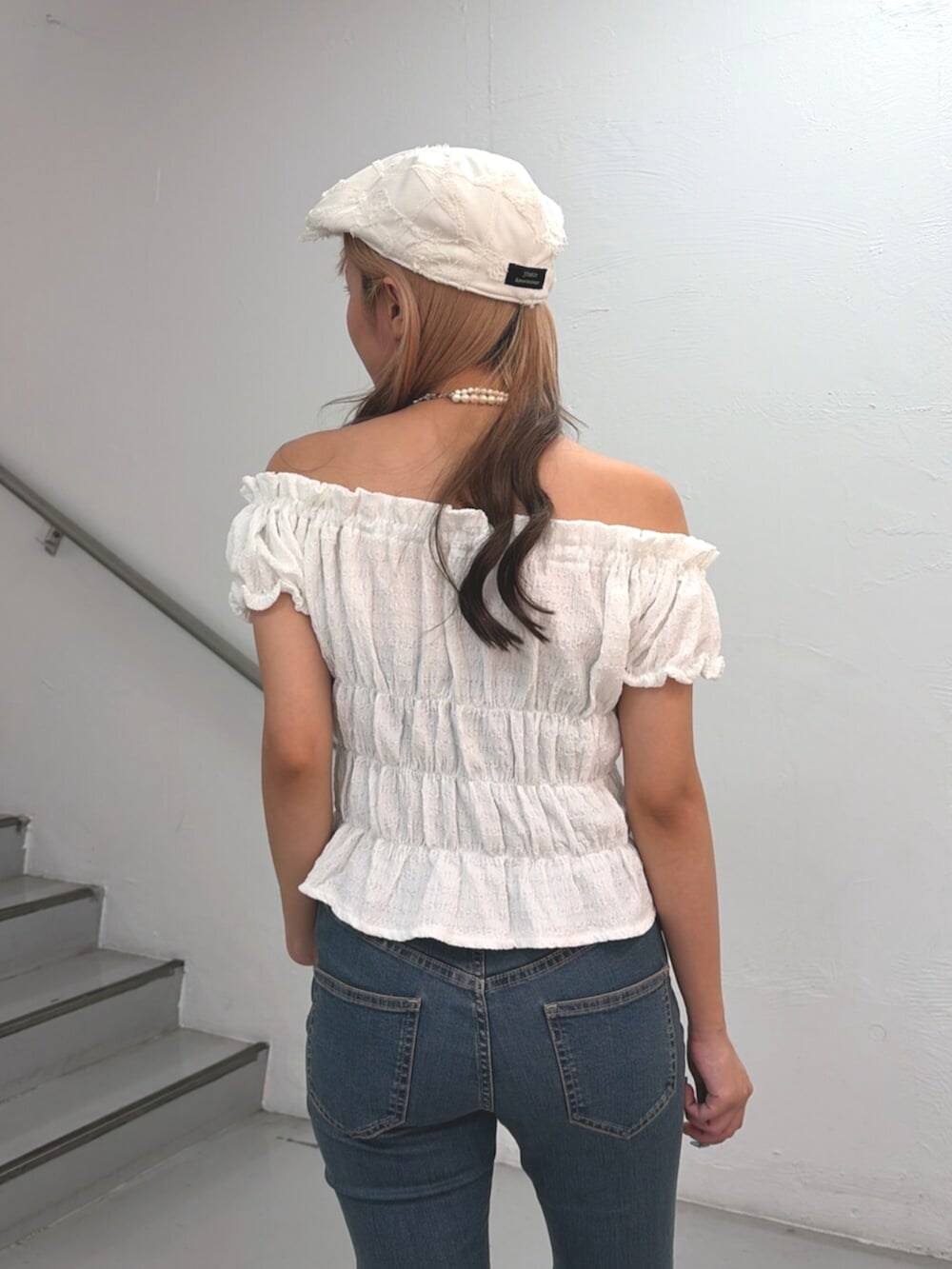 ホワイト系のシャツ/ブラウス、ブルー系のデニムパンツ、ホワイト系のハンチング/ベレー帽を着用したレディースの夏コーディネートの5枚目の写真