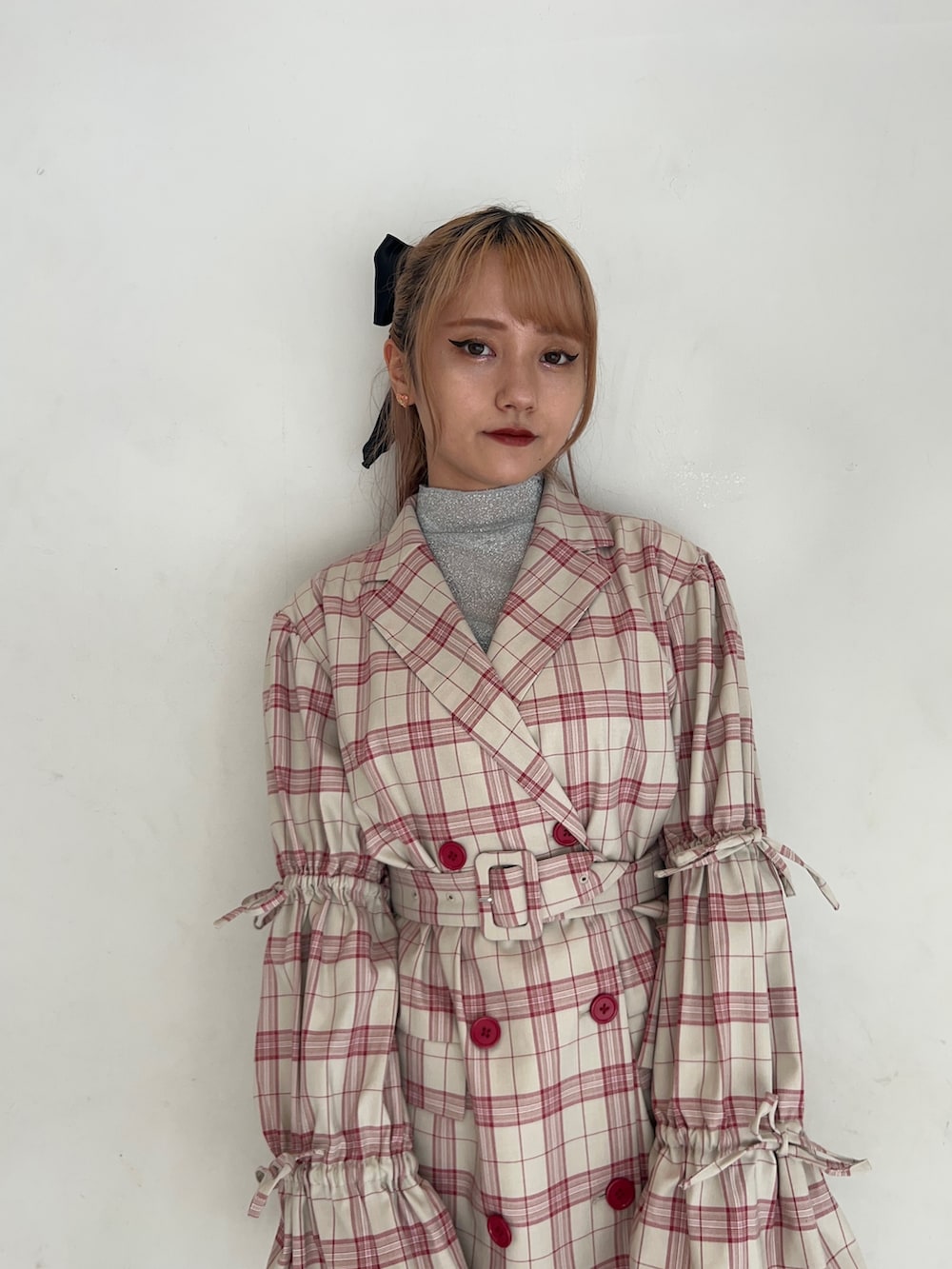 ピンク系のワンピース、ブラック系のブーツ、シルバー系のTシャツ/カットソーを着用したレディースの夏コーディネートの4枚目の写真