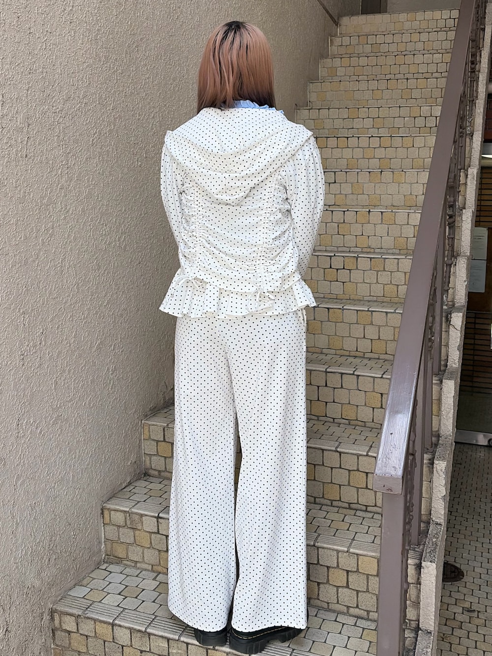 ホワイト系のパーカー、ホワイト系のスウェットパンツ、ブルー系のシャツ/ブラウスを着用したレディースの春コーディネートの3枚目の写真