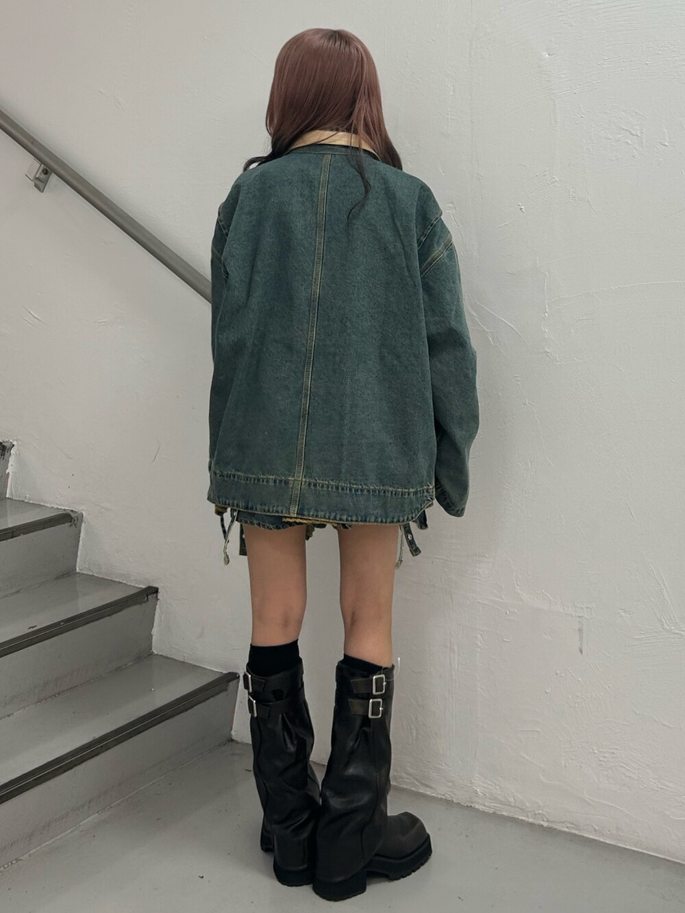 ブルー系のシャツ/ブラウス、ブルー系のデニムジャケット、ブルー系のデニムスカートを着用したレディースの夏コーディネートの4枚目の写真