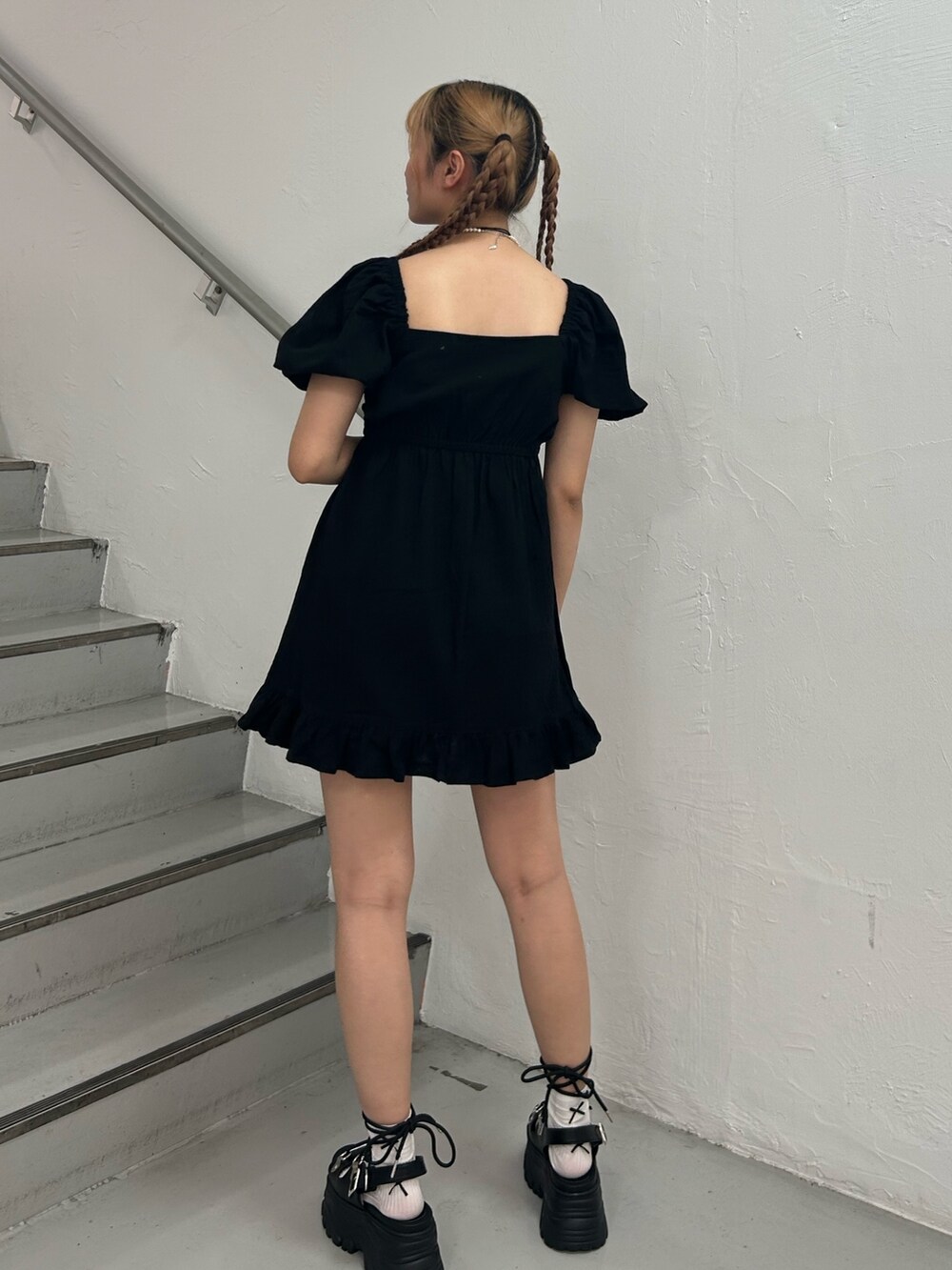 ブラック系のワンピース、ブラック系のサンダル、ブラック系のチョーカーを着用したレディースの夏コーディネートの3枚目の写真