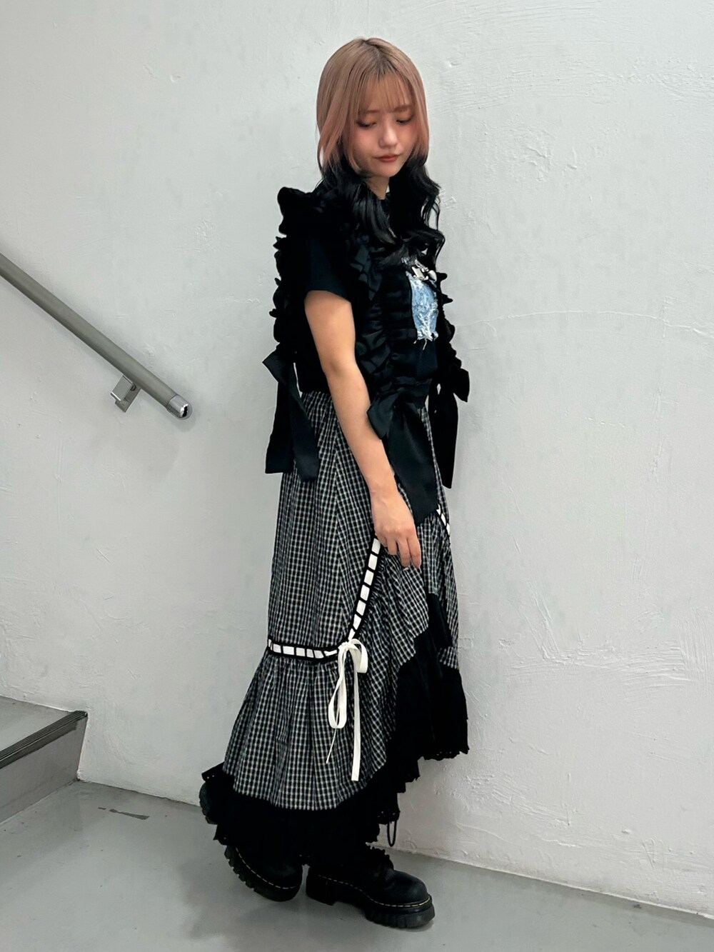 ブラック系のTシャツ/カットソー、ブラック系のスカート、シルバー系のネックレスを着用したレディースの夏コーディネートの2枚目の写真