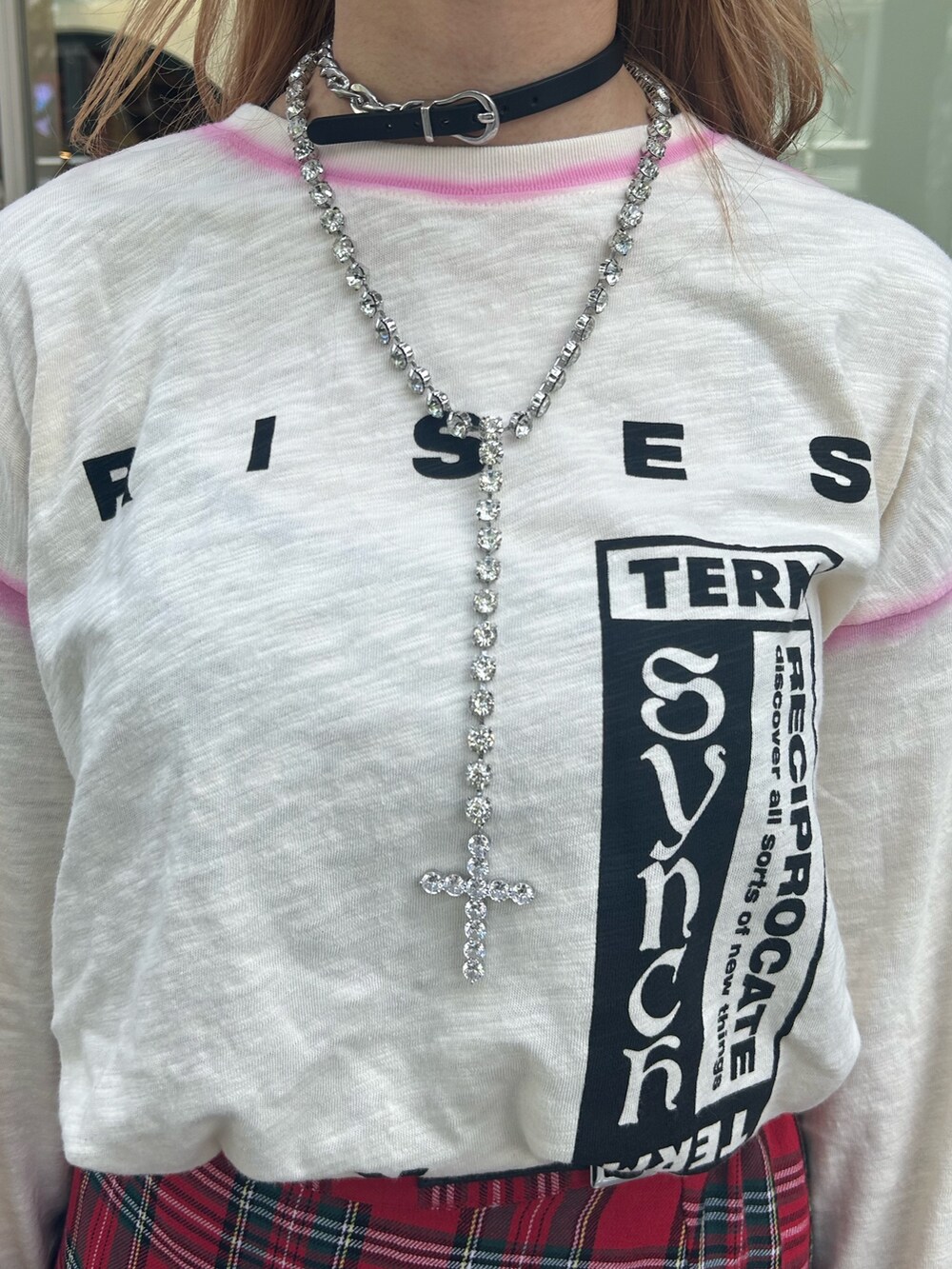 レッド系のスカート、ホワイト系のTシャツ/カットソー、シルバー系のネックレスを着用したレディースの夏コーディネートの7枚目の写真