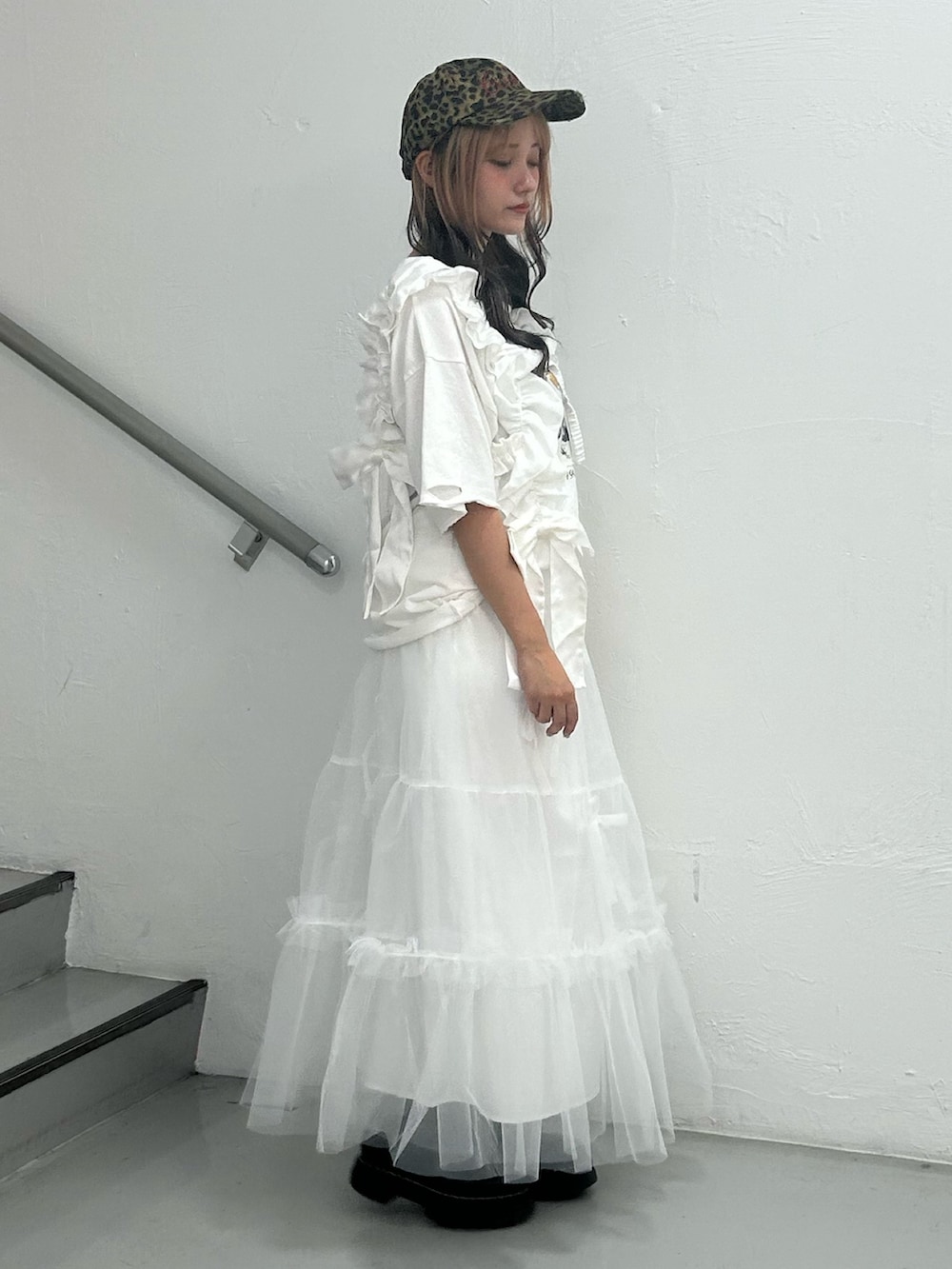 ホワイト系のTシャツ/カットソー、ホワイト系のスカート、ホワイト系のベルトを着用したレディースの夏コーディネートの2枚目の写真